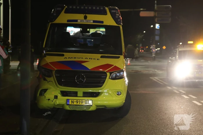 Flinke schade na botsing tussen auto en ambulance