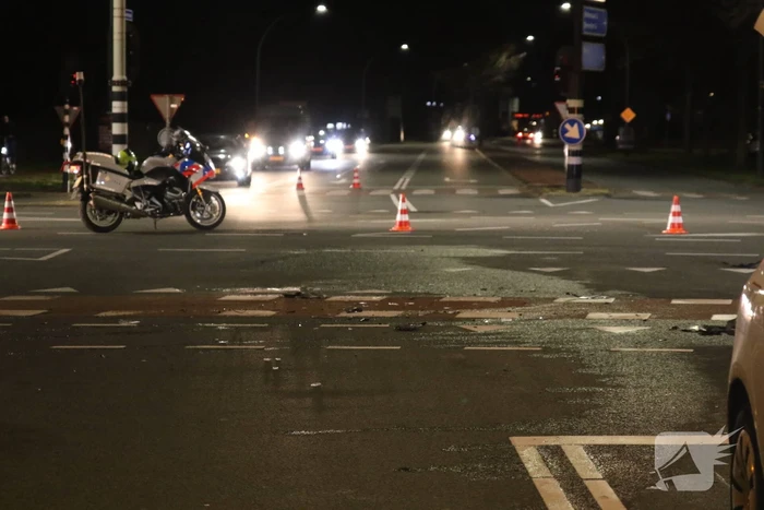 Flinke schade na botsing tussen auto en ambulance