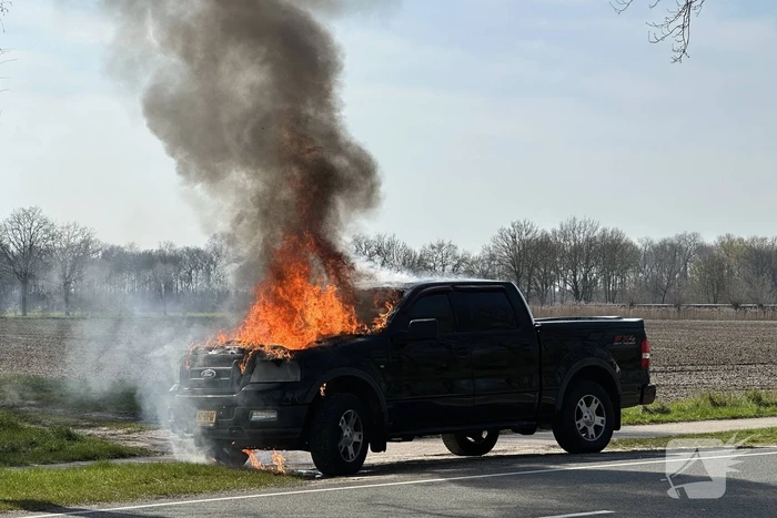Pickup vliegt onder het rijden in brand