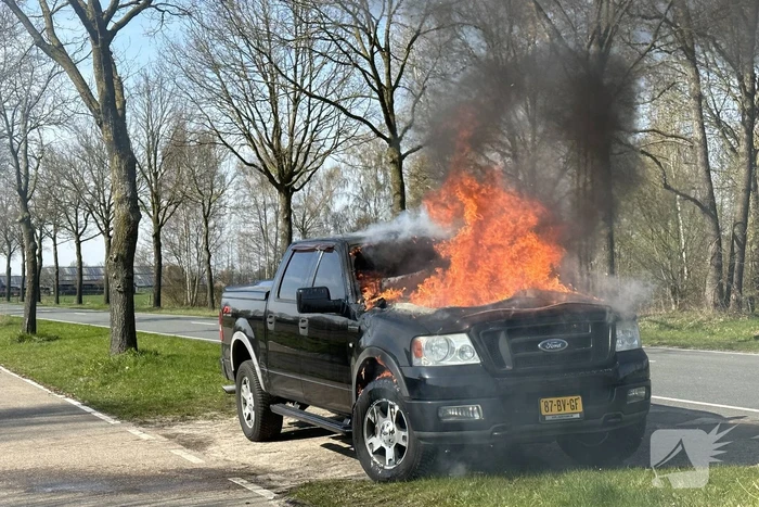 Pickup vliegt onder het rijden in brand
