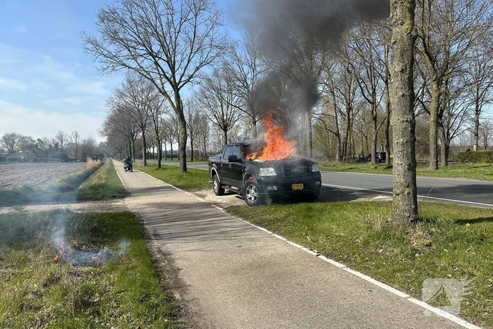 Pickup vliegt onder het rijden in brand