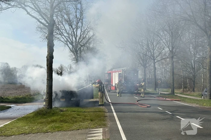 Pickup vliegt onder het rijden in brand