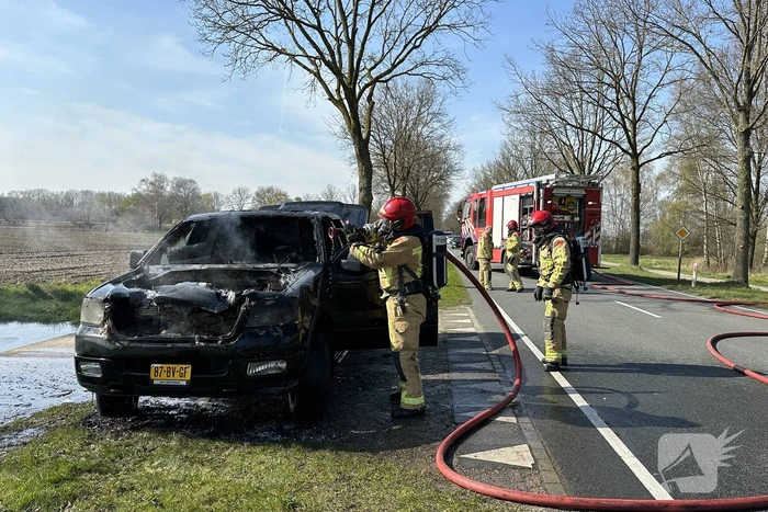 Pickup vliegt onder het rijden in brand