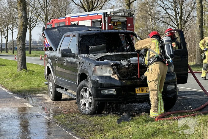 Pickup vliegt onder het rijden in brand