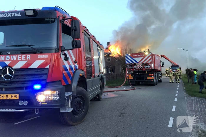 Grote brand in woning met rietendak