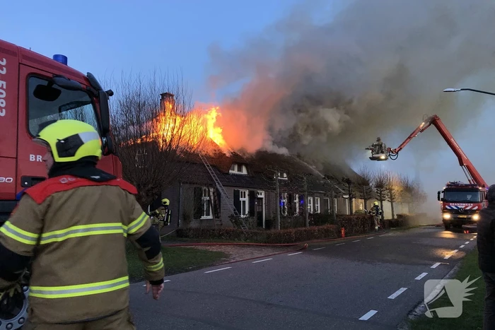 Grote brand in woning met rietendak