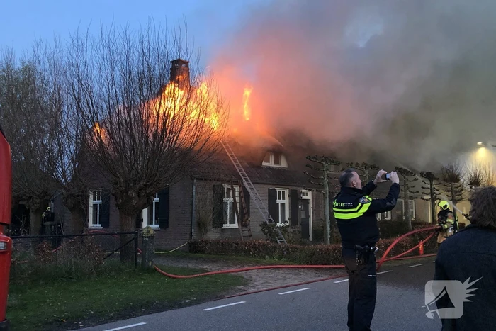 Grote brand in woning met rietendak