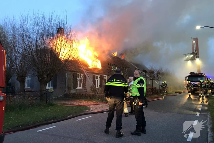 Grote brand in woning met rietendak