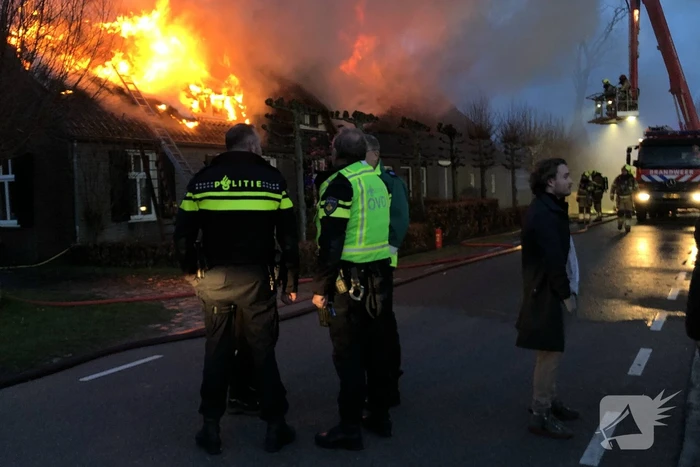 Grote brand in woning met rietendak