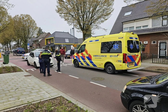Afslaande automobilist rijdt fietser aan