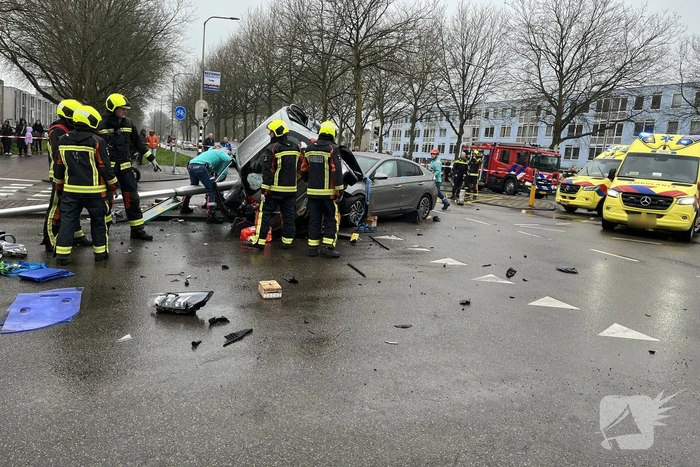 Auto belandt op motorkap bij botsing
