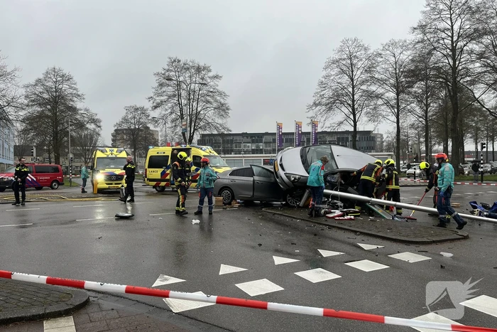 Auto belandt op motorkap bij botsing