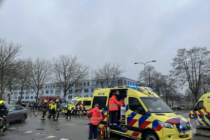 Auto belandt op motorkap bij botsing