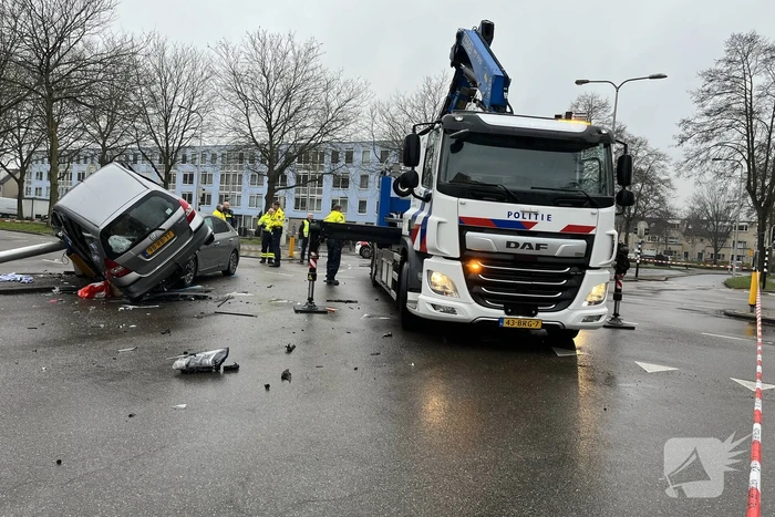 Auto belandt op motorkap bij botsing