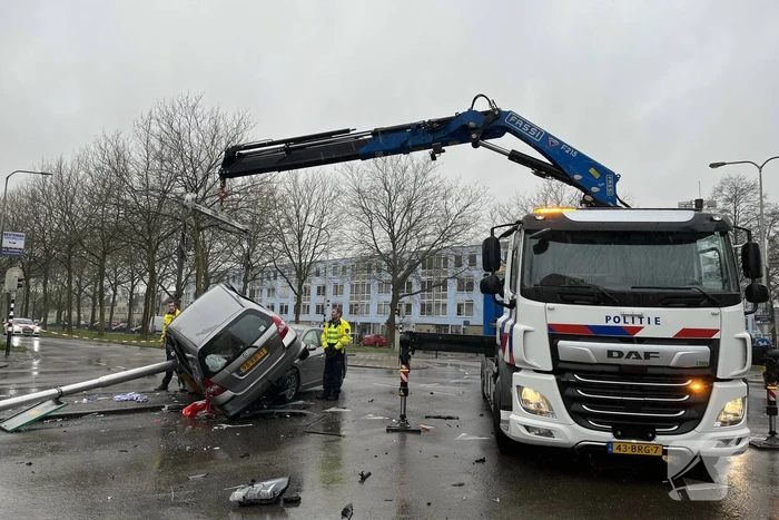 Auto belandt op motorkap bij botsing