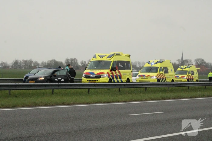 Snelweg afgesloten na ongeval met meerdere voertuigen