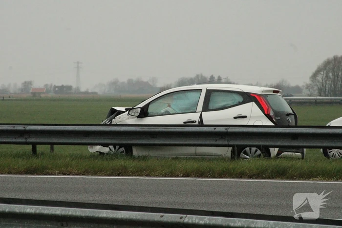 Snelweg afgesloten na ongeval met meerdere voertuigen
