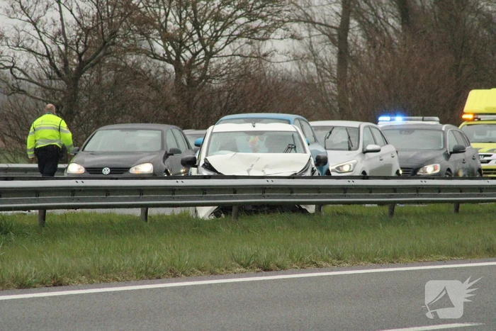 Snelweg afgesloten na ongeval met meerdere voertuigen