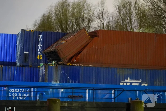 Binnenvaartschip vaart tegen spoorbrug