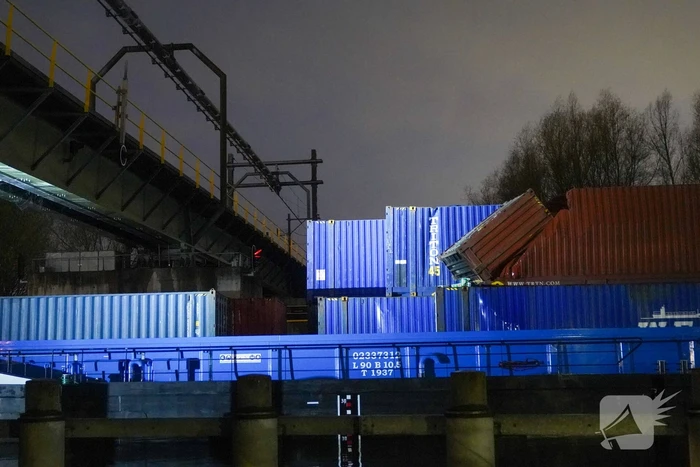 Binnenvaartschip vaart tegen spoorbrug