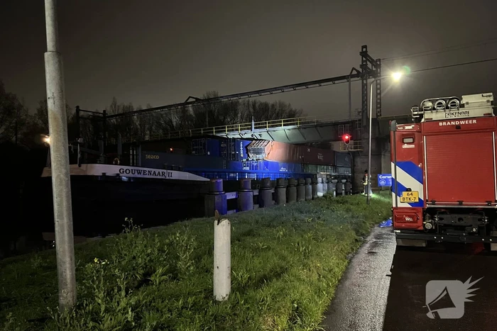 Binnenvaartschip vaart tegen spoorbrug