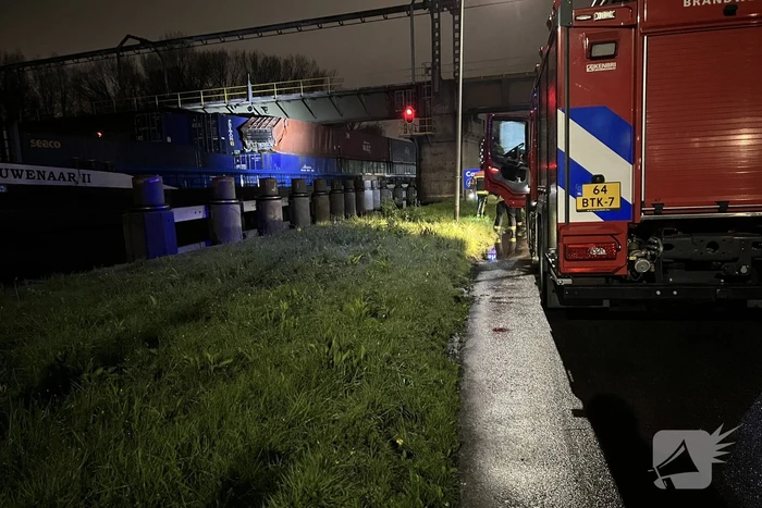 Binnenvaartschip vaart tegen spoorbrug