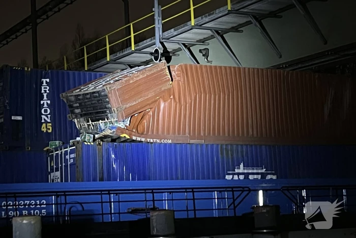 Binnenvaartschip vaart tegen spoorbrug