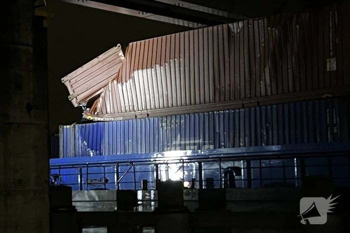 Binnenvaartschip vaart tegen spoorbrug