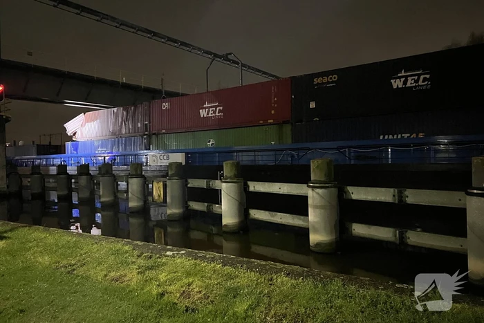 Binnenvaartschip vaart tegen spoorbrug