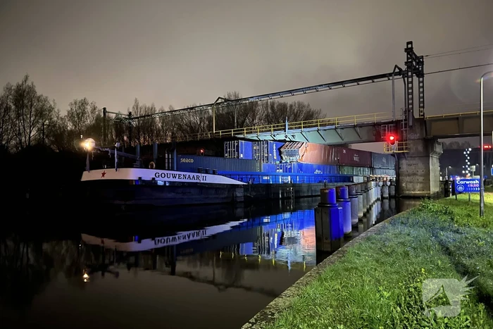 Binnenvaartschip vaart tegen spoorbrug