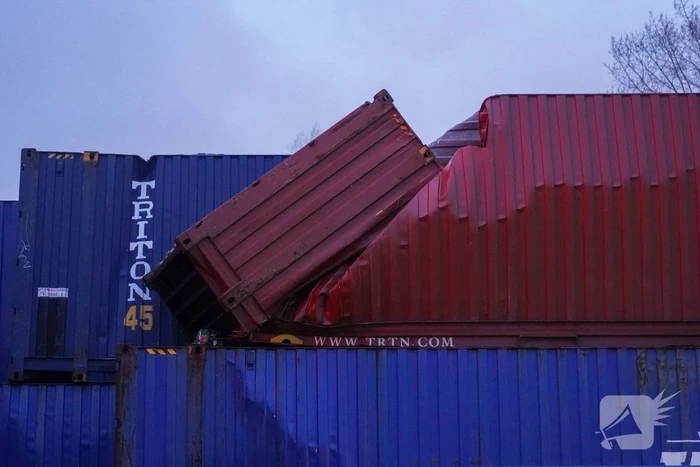 Binnenvaartschip vaart tegen spoorbrug