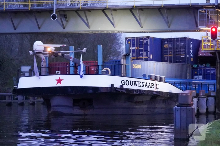 Binnenvaartschip vaart tegen spoorbrug