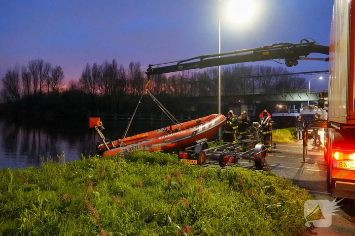 Binnenvaartschip vaart tegen spoorbrug