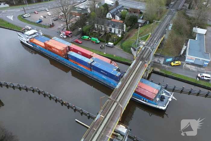 Binnenvaartschip vaart tegen spoorbrug