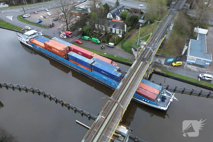 Binnenvaartschip vaart tegen spoorbrug