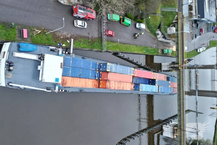 Binnenvaartschip vaart tegen spoorbrug