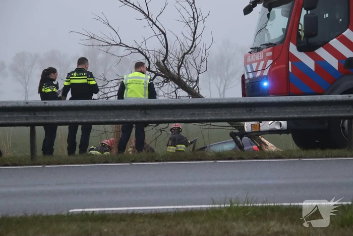 Bestuurder van auto belandt in sloot