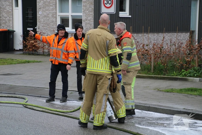 Brandweer reinigt wegdek na brandstoflekkage