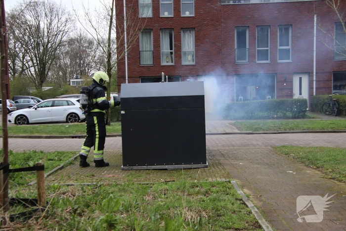Brandweer blust brand in papiercontainer