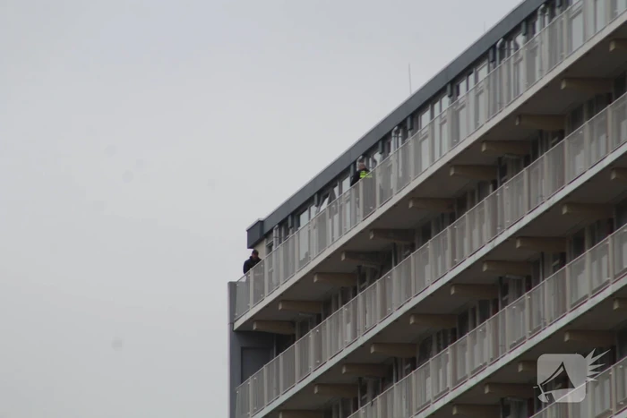 Persoon met verward gedrag van flatgebouw gehaald