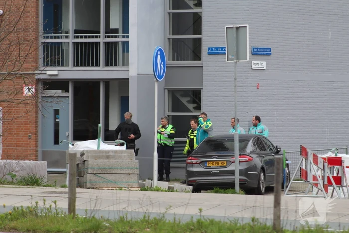 Persoon met verward gedrag van flatgebouw gehaald