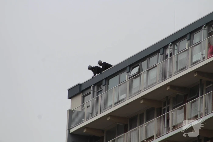 Persoon met verward gedrag van flatgebouw gehaald
