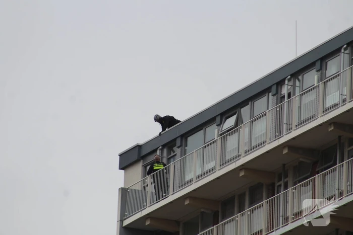 Persoon met verward gedrag van flatgebouw gehaald