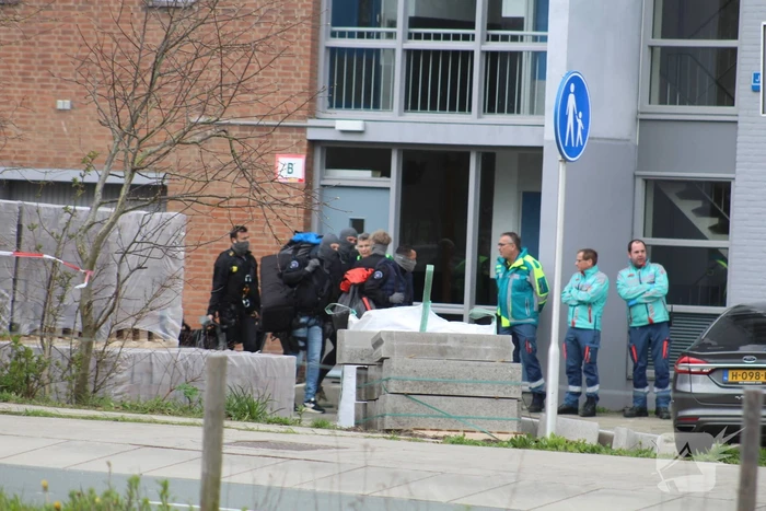 Persoon met verward gedrag van flatgebouw gehaald