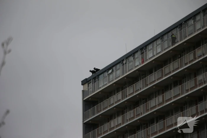 Persoon met verward gedrag van flatgebouw gehaald