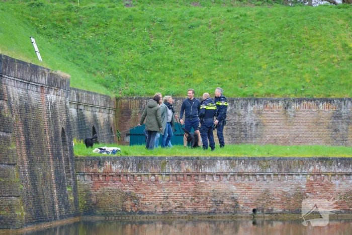 Hond valt van meters hoge vestingwal in water