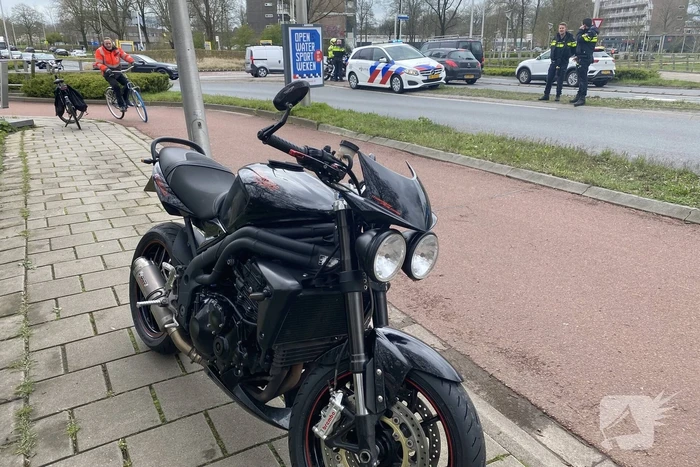 Motorrijder gaat hard onderuit