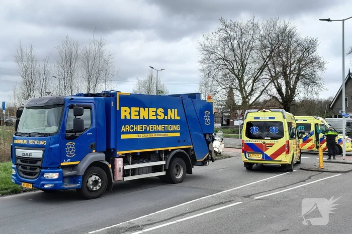Scooterrijder komt in botsing met vuilniswagen