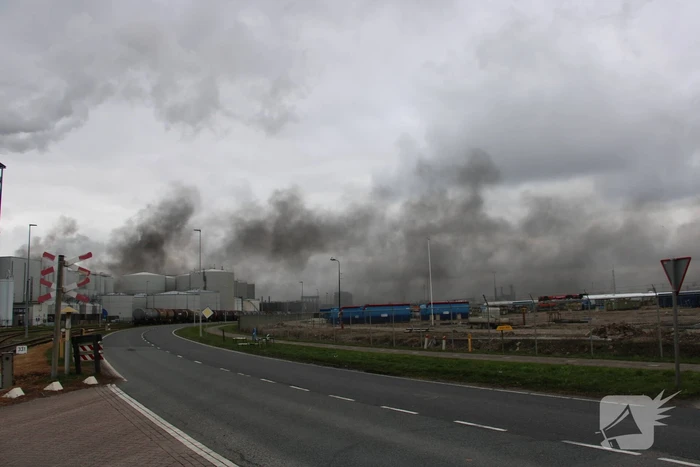Enorme rookwolken bij brand op industrieterrein