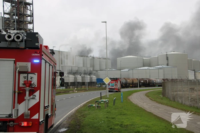 Enorme rookwolken bij brand op industrieterrein